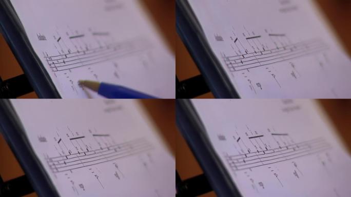 音乐表架上的旋律表，学校课堂上的管弦乐队排练。特写。