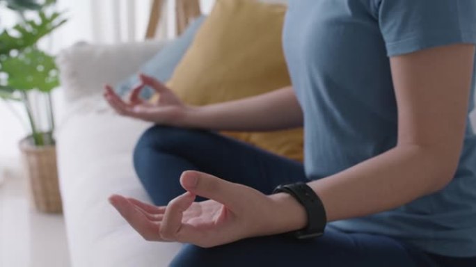 亚洲人早起健康生活平衡沙发上瑜伽姿势的好处。