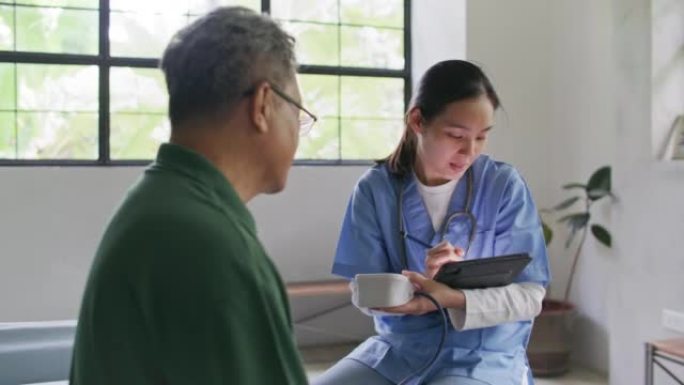 Nurse having a conversation with a senior patient 