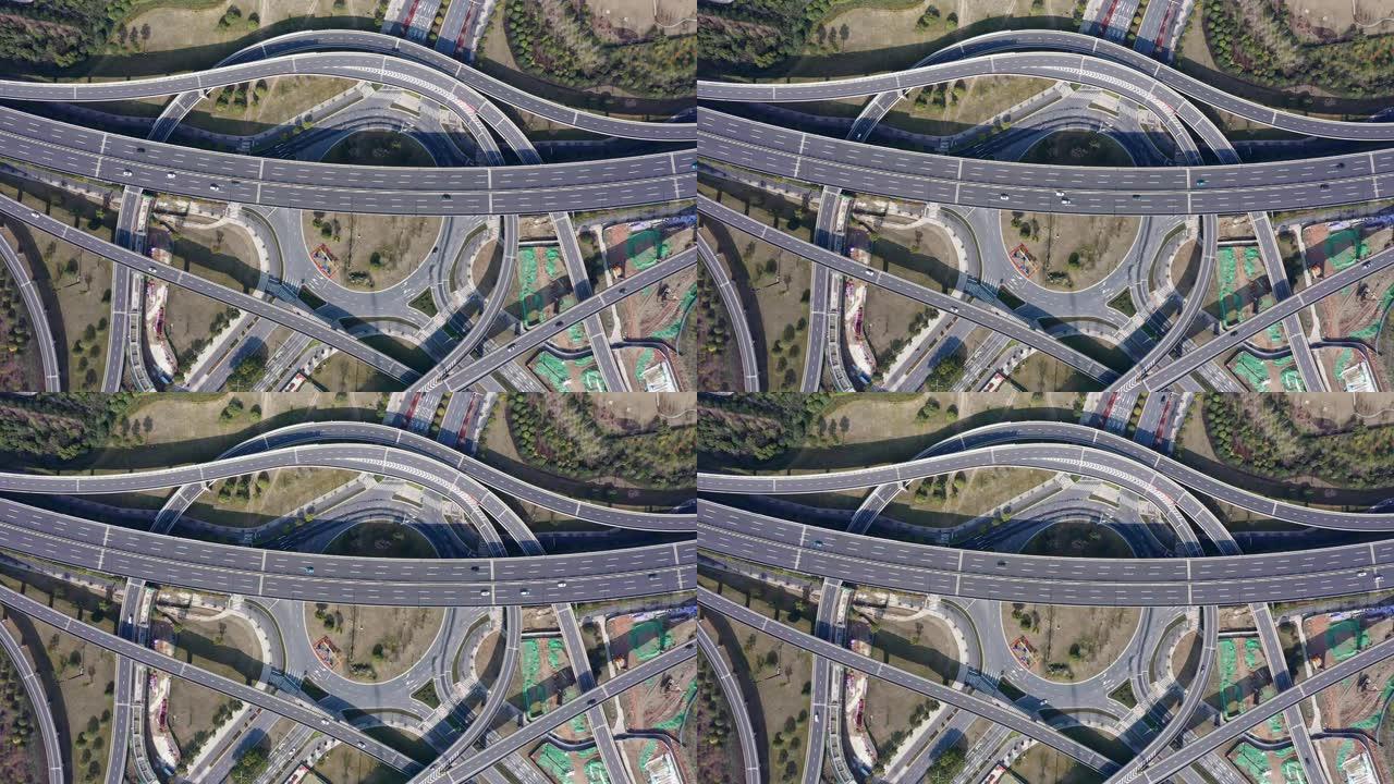 从上方拍摄的多车道高速公路交叉口