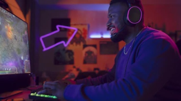 在家玩游戏: 玩家戴上耳机，在电脑上玩在线视频游戏。时尚的黑人男性玩家享受RPG战略街机在线多人Pv