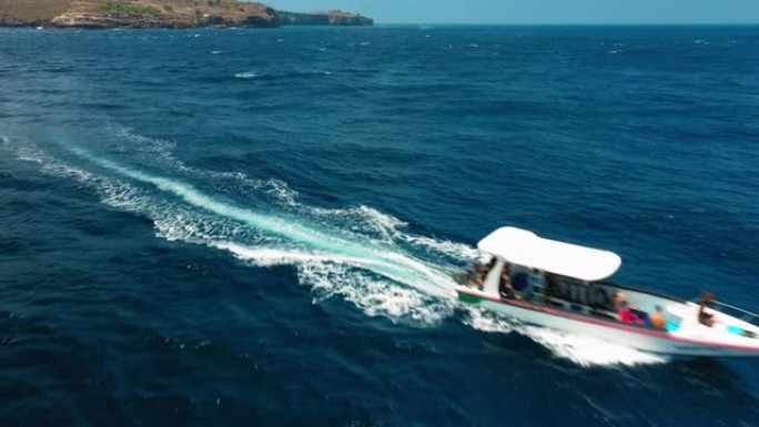 鸟瞰快艇在海洋中巡航，在美丽的蓝色海洋上航行，从上面航行到地中海的度假胜地