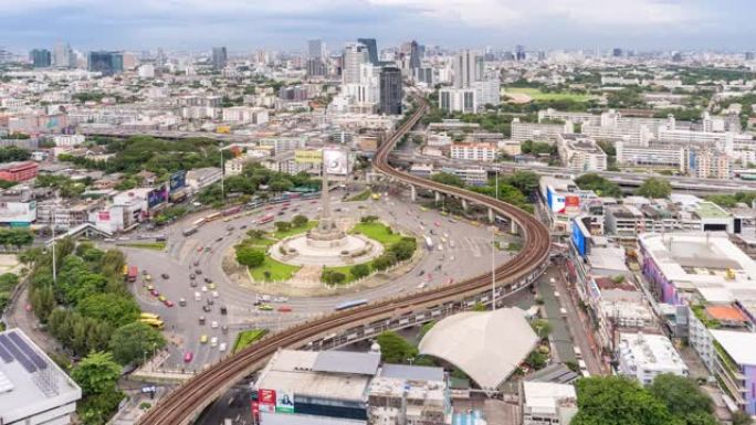 4K UHD日夜延时: 曼谷市中心标志性的胜利纪念碑，泰国曼谷有汽车和空中火车的小径。旅游目的地与现
