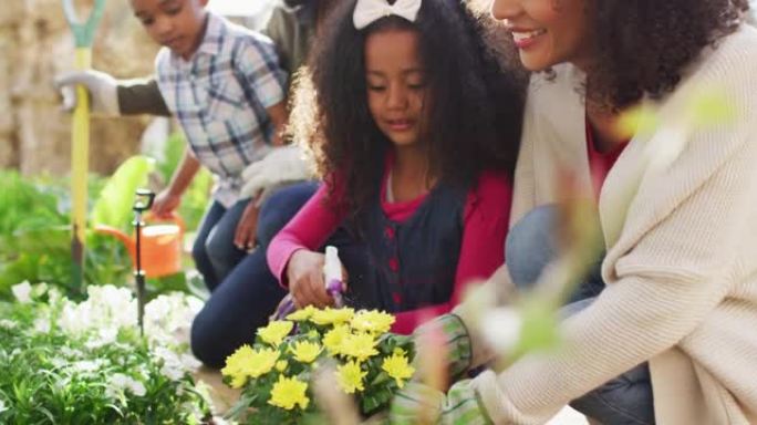 快乐的非裔美国父母与孩子一起园艺