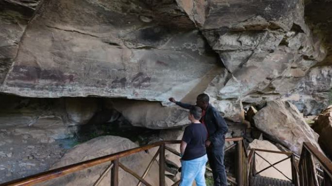 南非夸祖鲁-纳塔尔省德拉肯斯堡巨人城堡内，导游带领游客参观保存完好的圣布希曼绘画
