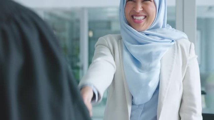 企业伊斯兰妇女，成功握手或协议，微笑或高兴在办公室面试。穆斯林seo专家，为合同握手或幸福，交易或欢