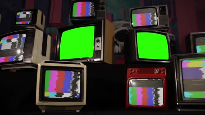 带彩条的堆叠电视和两台带有绿色屏幕的旧电视。全高清。