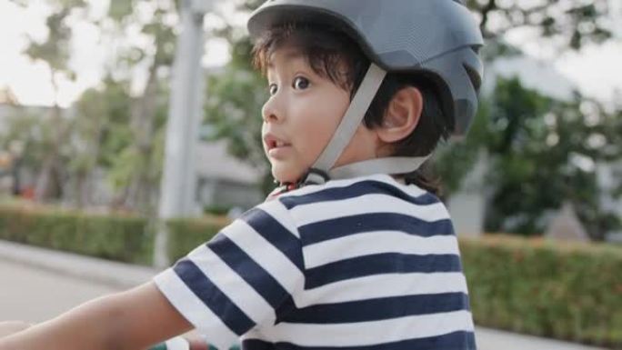 童子学着在路上骑自行车。