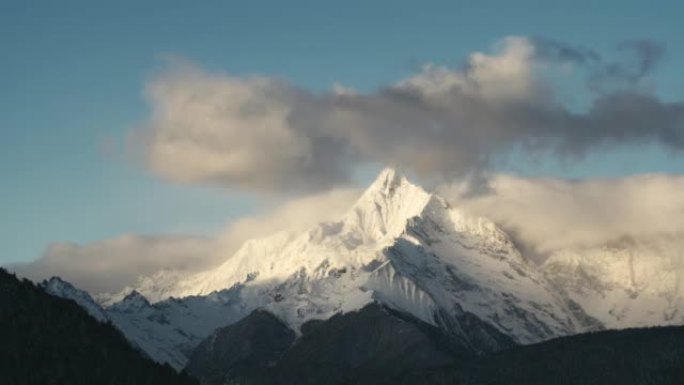 梅里雪山山峰之一的时间流逝镜头