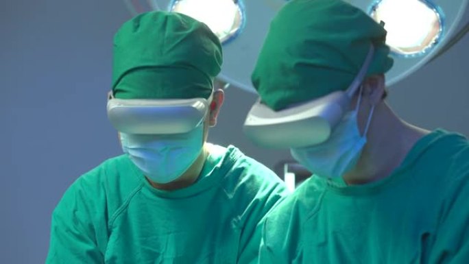 特写镜头组的医生在全面手术磨砂膏上戴上增强现实耳机，对高科技医院手术室的患者进行手术。医疗技术概念。