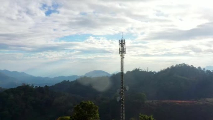 山山上的鸟瞰图电信天线