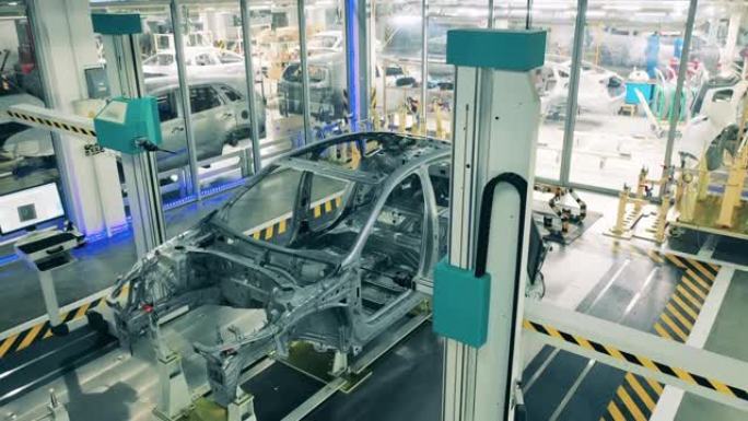 汽车工厂机器人在汽车工厂检查车身