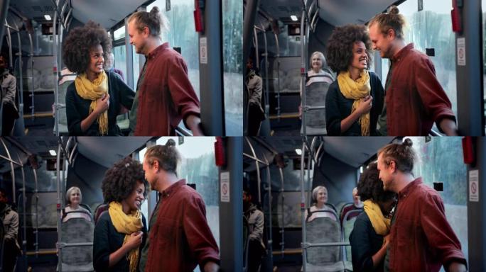 跨种族夫妇在公共巴士内互相抱着大笑