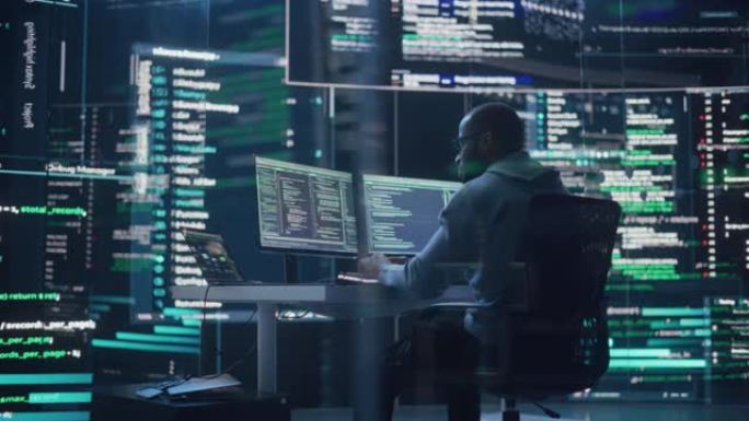 一名从事开发工作的男子的中景照片，周围是大屏幕，显示监控室中的代码行。黑人男性程序员使用台式计算机，