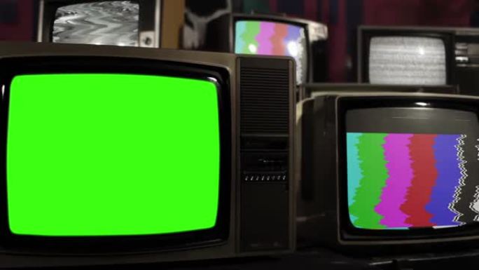 复古电视在许多具有静态噪声和测试图案信号的老式电视中打开色度键绿色屏幕。特写。放大。4k分辨率。