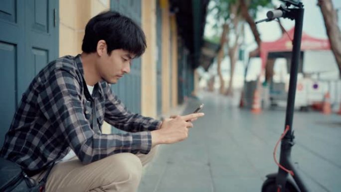 一位年轻游客正在使用智能手机。