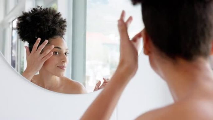 镜子、护肤品和黑人女性的脸，用于家庭健康、医疗保健或化妆品。化妆，非裔美国女性或女孩，自然美容，有机