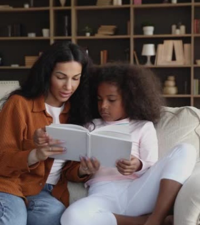 非裔美国妈妈和订婚的小女儿孩子读书