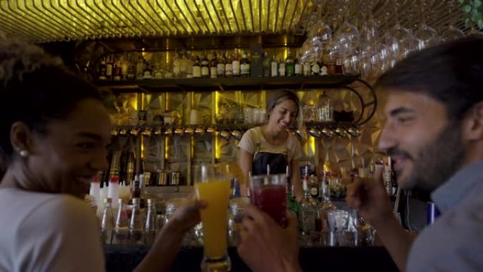 美丽的女调酒师在酒吧和一个男人约会时向黑人女顾客递鸡尾酒