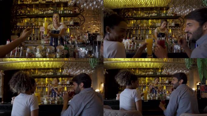 美丽的女调酒师在酒吧和一个男人约会时向黑人女顾客递鸡尾酒