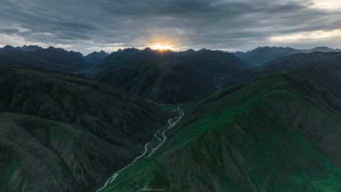 日出使四川西部的山地草甸非常温和