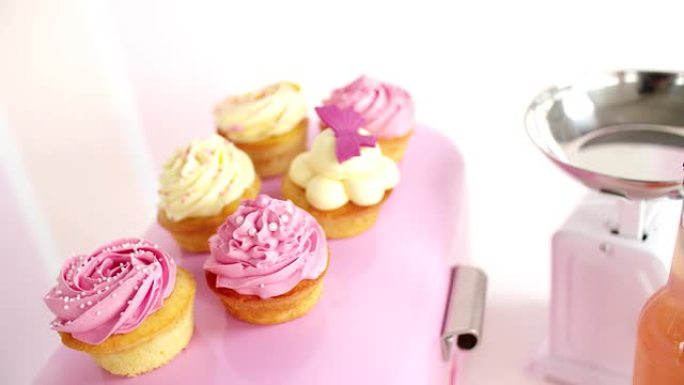 装饰精美的粉色和白色纸杯蛋糕