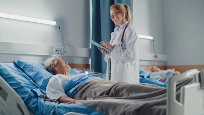 医院病房: 友好的医生询问在床上休息的微笑的老年女士的保健问题。医生使用平板电脑，进行检查，与生病后