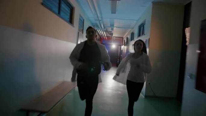 WS两名急诊室医生在医院走廊上奔跑