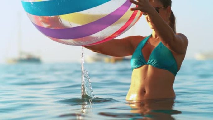 特写: 女游客在暑假玩充气球。