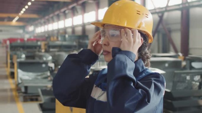 安全眼镜女工厂工程师肖像
