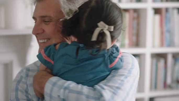 祖父拥抱孙女快乐的小女孩拥抱爷爷享受来自分享爱的孩子的深情拥抱轻轻地抱着祖父母在家
