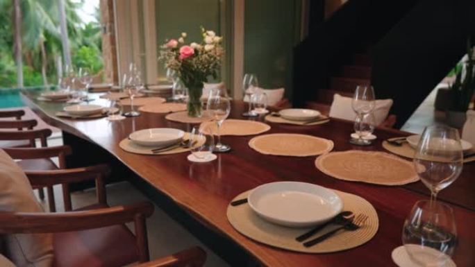 带盘子设置的餐桌高级餐厅餐具酒杯盘子筷子