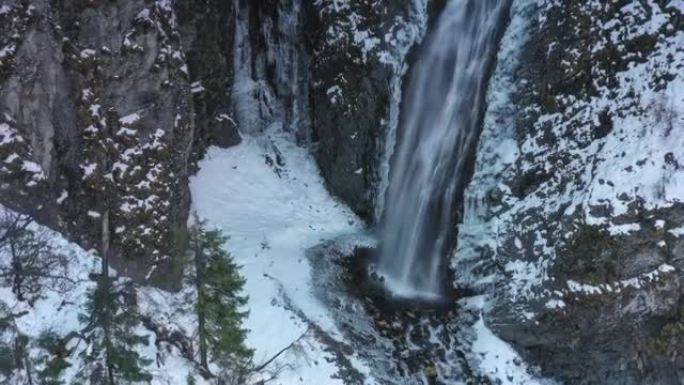 在冰雪中，瀑布顽强地流淌着