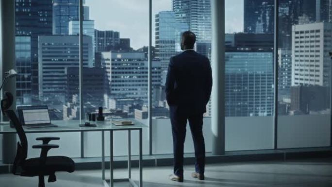 体贴的非洲裔美国商人穿着一件完美的西装，站在他的办公室里，看着窗外的大城市。成功的电子商务创业投资经