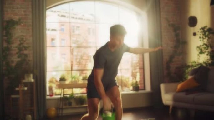 强壮的运动健壮的年轻人举起沉重的壶铃，在阳光明媚的公寓的家中进行晨练时进行核心强化锻炼。健康和健身的
