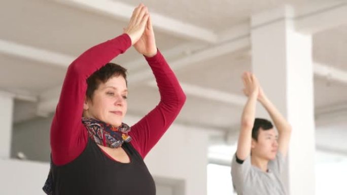 成熟的女人在健身工作室练习瑜伽