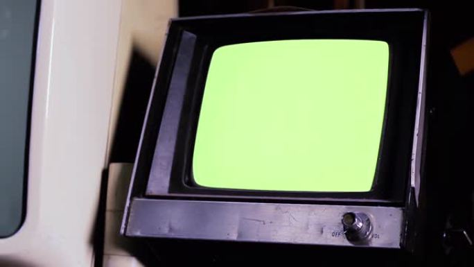 旧便携式电视机打开带彩条的希腊屏幕。放大。4K。