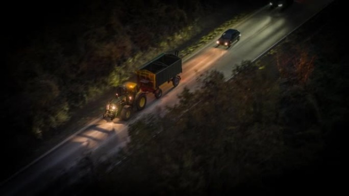 夜间乡村道路上的交通-鸟瞰图