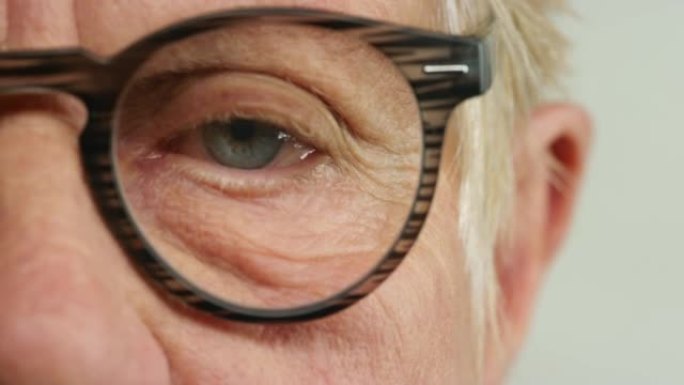 视光师或配镜师的高级人员的眼睛，视力和眼镜进行检查或测试。退休，皱纹和视力，老年男性患者对眼镜和镜架