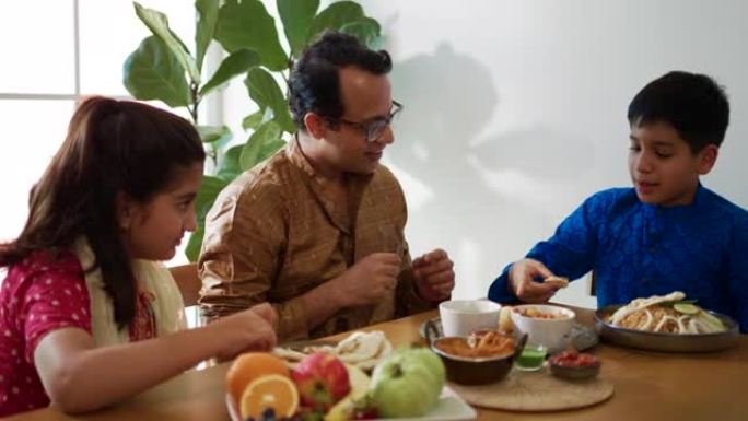 印度家庭在家吃饭印度家庭在家吃饭外国人笑