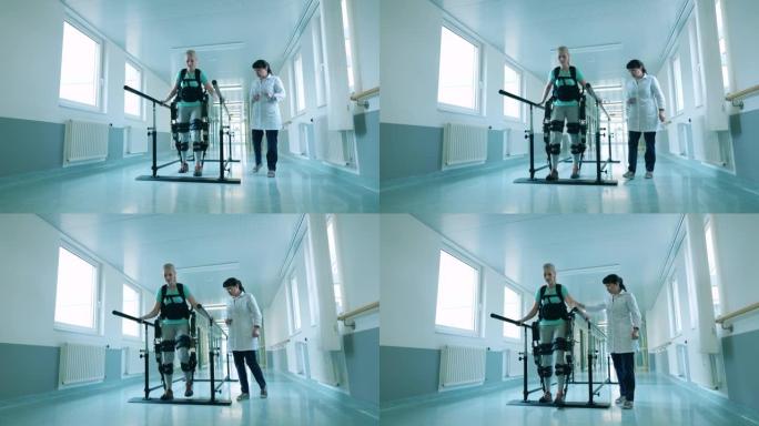医生正在观察一名女性患者使用外骨骼行走