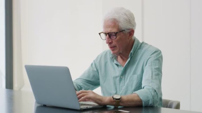 一个成熟男人在笔记本电脑上打字的4k视频片段