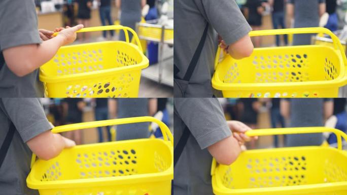 有产品篮的女人在超市收银台等待付款