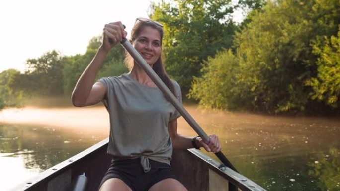 夏天在河上划独木舟的年轻女子