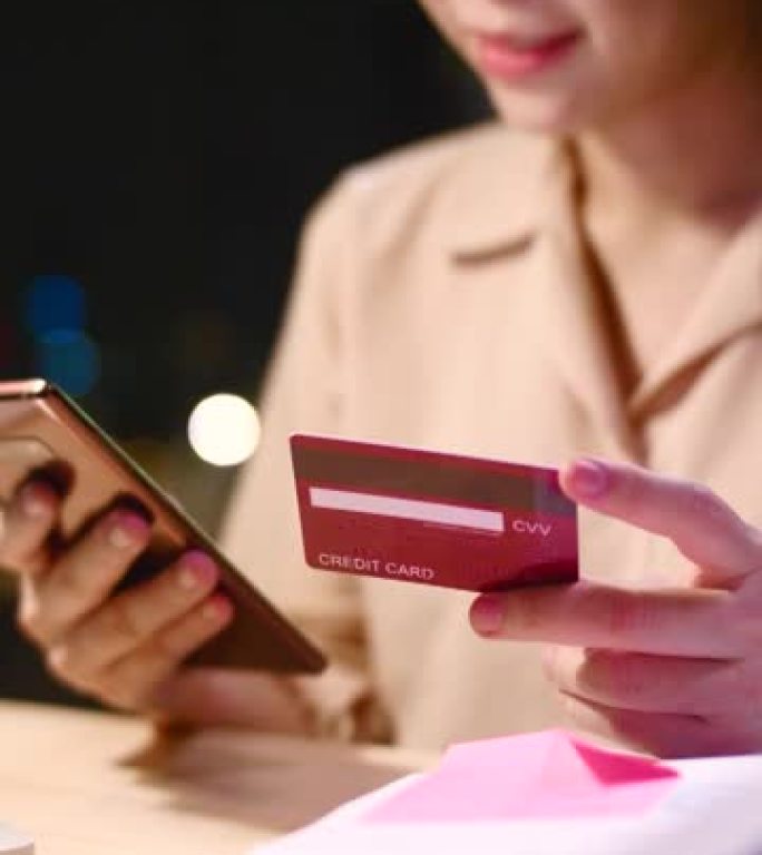年轻女子从工作到使用智能手机和信用卡在网上买东西的休息时间