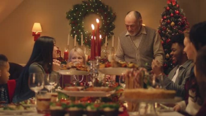Drandfather在家庭圣诞大餐上读圣经