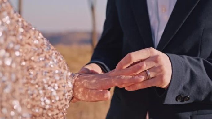 年轻人把结婚戒指戴在女人的手指上