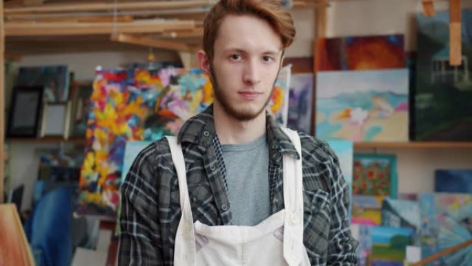 现代绘画工作室英俊青年艺术生的慢动作肖像