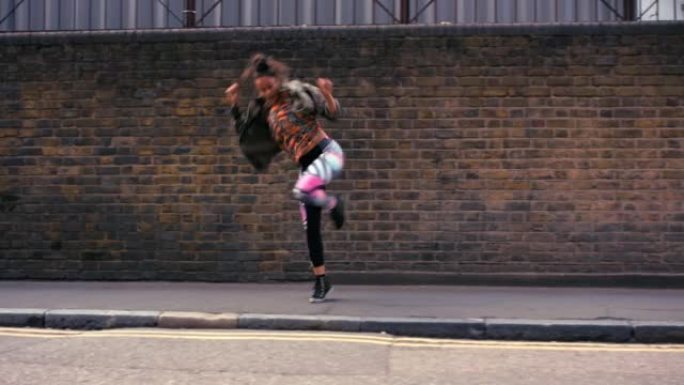 4k视频片段，一名年轻女子在城市跳舞
