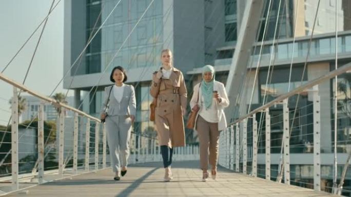 商界女性、领导力和多样性的朋友走在城市的桥梁上，寻求旅行、机会和成功。女性高管和企业家户外赋权的老板